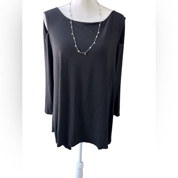 F.H. Clothing co .  Black cold shoulder tunic size 1X - Picture 1 of 8